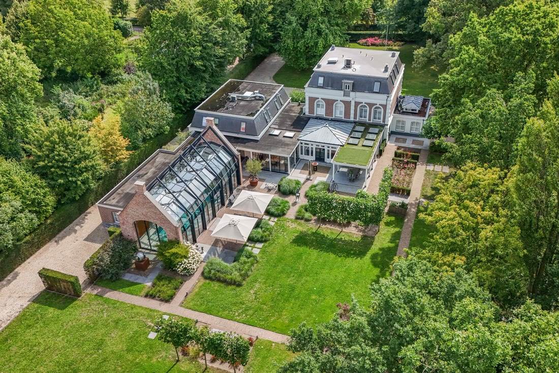 Dronefoto van een vrijstaande woning, gemaakt door FlyVision